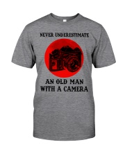 Never Underestimate An Old Man With A Camera Classic T-Shirt front