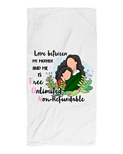 Love between my mother and me Beach Towel tile