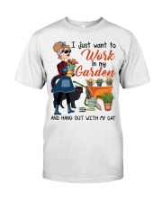 Gardening Gift I Just Want To Work In My Garden And Hang Out With Cat Classic T-Shirt front
