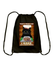 THAT'S WHAT I DO I BAKE AND I KNOW THINGS Drawstring Bag tile