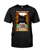 THAT'S WHAT I DO I BAKE AND I KNOW THINGS Classic T-Shirt tile