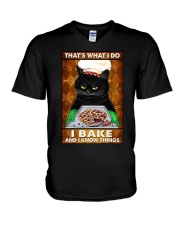 THAT'S WHAT I DO I BAKE AND I KNOW THINGS V-Neck T-Shirt tile
