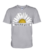 Tee97 Ghi Bo Den Trang V-Neck T-Shirt tile