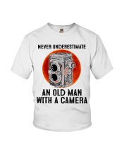 Photo never underestimate an old man Youth T-Shirt tile