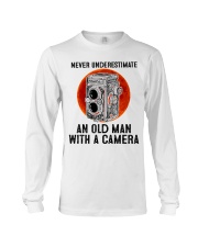 Photo never underestimate an old man Long Sleeve Tee tile
