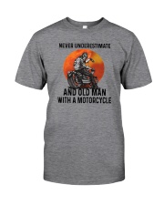 NEVER UNDERESTIMATE AN OLD MAN WITH A MOTORCYCLE Classic T-Shirt front