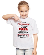 Je Suis Une Fille Chanceuse Que J'ai Un Fou Papa Youth T-Shirt lifestyle-youth-tshirt-front-2