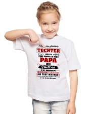 Eine Gluckliche Tochter Einen Verruckten Habe Papa Youth T-Shirt lifestyle-youth-tshirt-front-2