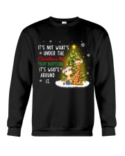Giraffe That matters it's who's around Christmas tree Crewneck Sweatshirt front