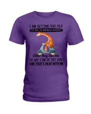 Giraffe getting too old giraffe lover Ladies T-Shirt tile