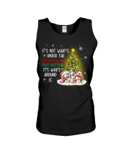 Penguin That matters it's who's around Christmas tree Unisex Tank tile