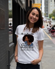 novembre meilleure Ladies T-Shirt lifestyle-women-crewneck-front-5