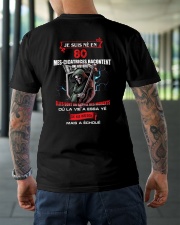 je suis ne en 80 Classic T-Shirt lifestyle-mens-crewneck-back-3