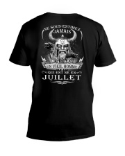 un vieil homme juillet V-Neck T-Shirt thumbnail