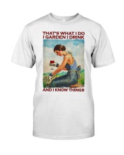 That's What I Do I Garden I Drink And I Know Things Shirt - Shirt For Gardeners - Gardener Birthday Xmas Gift Classic T-Shirt front