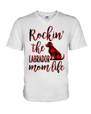 LABRADOR ROCKIN MOM LIFE V-Neck T-Shirt tile