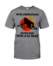 Never underestimate an old man Classic T-Shirt front