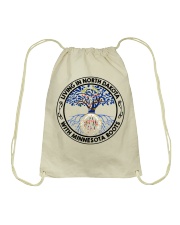 LIVING IN NORTH DAKOTA WITH MINNESOTA ROOTS Drawstring Bag tile