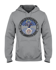 LIVING IN NORTH DAKOTA WITH MINNESOTA ROOTS Hooded Sweatshirt tile