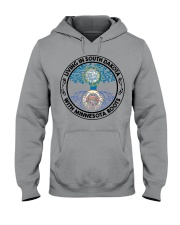 LIVING IN SOUTH DAKOTA WITH MINNESOTA ROOTS Hooded Sweatshirt tile