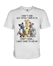 I want dogs to like me V-Neck T-Shirt tile