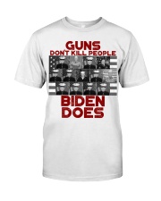 Guns don't kill people Classic T-Shirt front