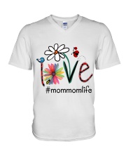 Love Mommom Life V-Neck T-Shirt tile