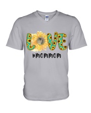 Love Mommom V-Neck T-Shirt tile