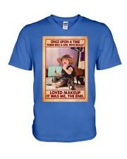 Makeup A girl who really loved makeup V-Neck T-Shirt tile