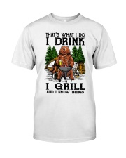 I Grill And I Know Things Classic T-Shirt thumbnail