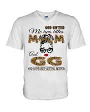 Mom And Gg - 2022.Png V-Neck T-Shirt tile