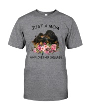GAEA - Rottweiler Mom 1204 Classic T-Shirt front