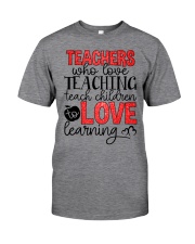 TEACHERS WHO LOVE TEACHING TEACH CHILDREN TO LOVE Classic T-Shirt front