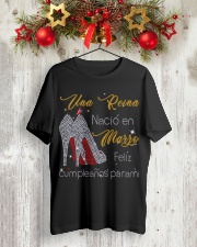 una reina-guoc doi-T3 fix Classic T-Shirt lifestyle-holiday-crewneck-front-2