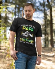 ICH HABE ZWEI TITEL PAPA UND STIEFVATER Classic T-Shirt apparel-classic-tshirt-lifestyle-front-49