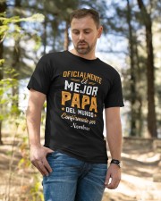 OFFICIALMENTE EL MEJOR PAPA DEL MUNDO Classic T-Shirt apparel-classic-tshirt-lifestyle-front-49