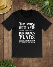 DER FINDES INGEN MAND Classic T-Shirt lifestyle-mens-crewneck-front-18