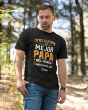 OFFICIALMENTE EL MEJOR PAPA DEL MUNDO Classic T-Shirt apparel-classic-tshirt-lifestyle-front-49