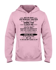 JEG ER IKKE EN PERFEKT DATTER Hooded Sweatshirt tile