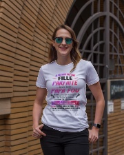 JE NE SUIS PAS UNE FILLE PARFAITE Premium Fit Ladies Tee lifestyle-women-crewneck-front-2