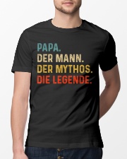 PAPA DER MANN DER MYTHOS DIE LEGENDE Classic T-Shirt lifestyle-mens-crewneck-front-13