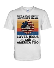 She's a good dentist V-Neck T-Shirt tile