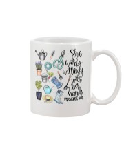 She works willingly with her hands Mug tile
