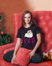 CUTE CAT - FUNNY SHIRT Ladies T-Shirt lifestyle-holiday-womenscrewneck-front-2