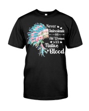 Never underestimate an old woman Classic T-Shirt front