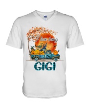 I LOVE BEING - PERFECT GIFT FOR GIGI V-Neck T-Shirt tile
