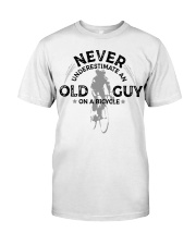 Never underestimate an old guy with bicycle Classic T-Shirt front