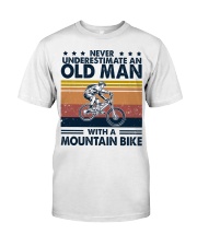 Never underestimate an old man Mountain bike Classic T-Shirt front