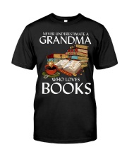 Never Underestimate A Grandma Who Loves Books Classic T-Shirt front