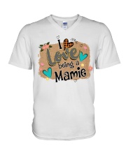 I LOVE BEING A MAMIE - BEST GIFT FOR MAMIE V-Neck T-Shirt tile